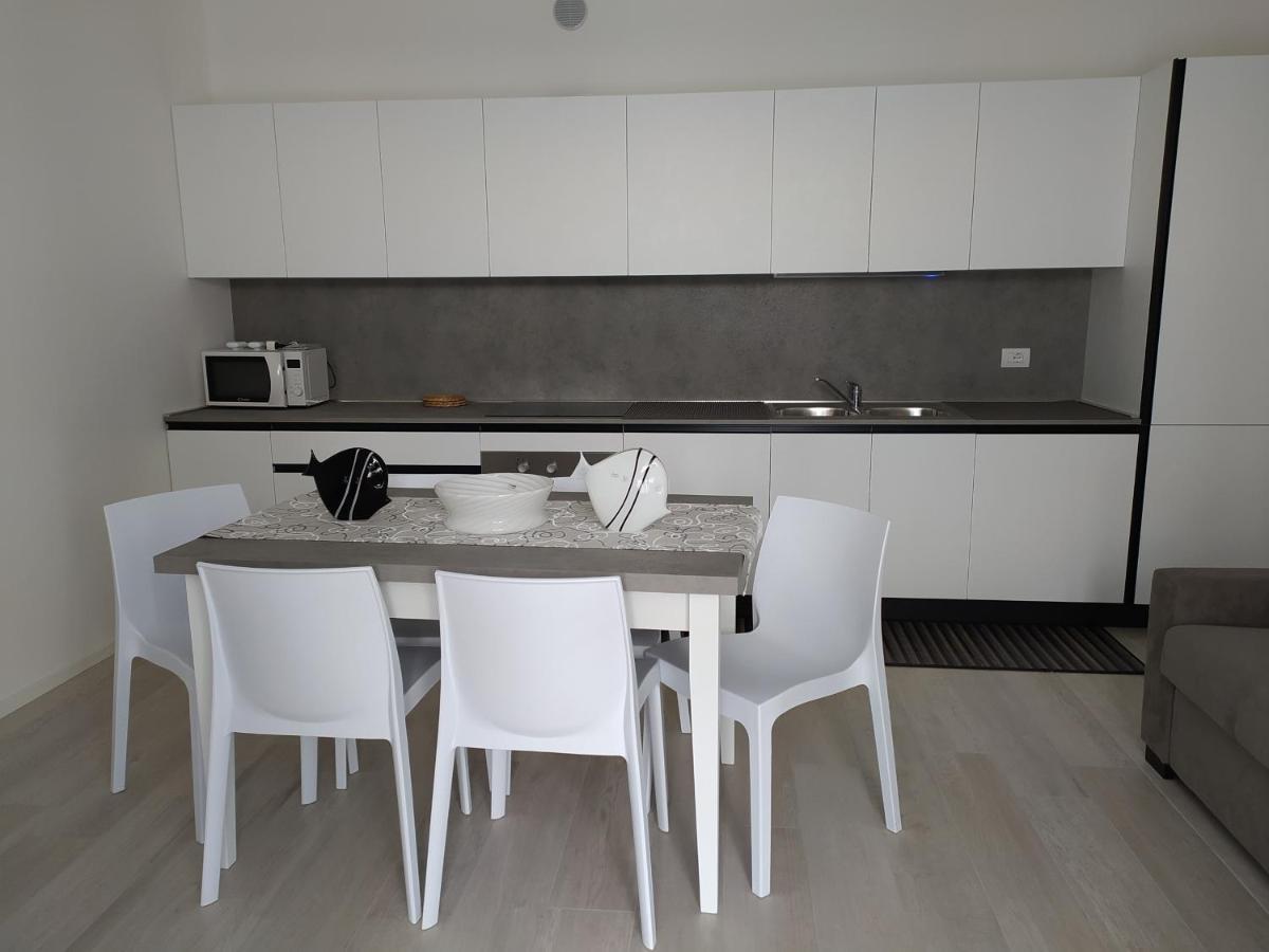 Jesolo Appartamenti F2 - Black And White מראה חיצוני תמונה